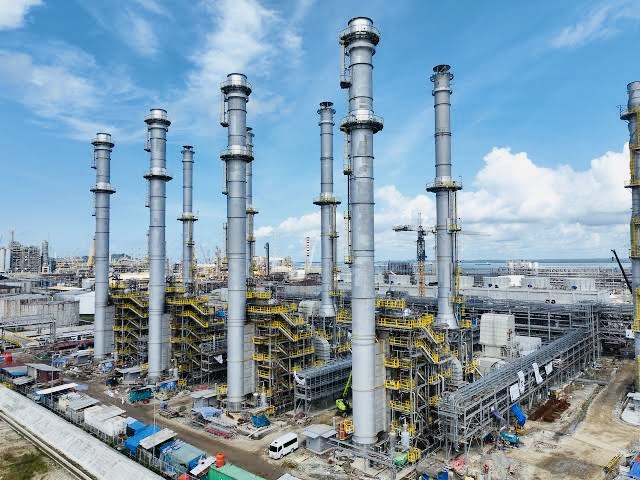 Kilang Pertamina Refinery Unit V Balikpapan yang tengah dalam tahap pengembangan proyek RDMP (Refinery Development Master Plan). Proyek ini bertujuan meningkatkan kapasitas pengolahan dan kualitas bahan bakar ramah lingkungan. Foto: Dok. Pertamina