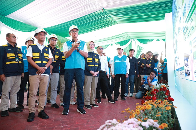 Direktur Utama PLN, Darmawan Prasodjo (depan kanan) memaparkan kondisi kelistrikan dan kesiapan SPKLU di Jawa Timur.