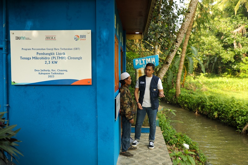 Corporate Secretary BRI Agustya Hendy Bernadi mengungkapkan bahwa penyaluran bantuan PLTMH di Desa Jatihurip merupakan wujud kepedulian BRI 