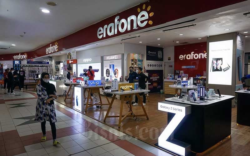 Seorang pelanggan melintas di salah satu butik erafone di Jakarta. Foto: Dok ERAA