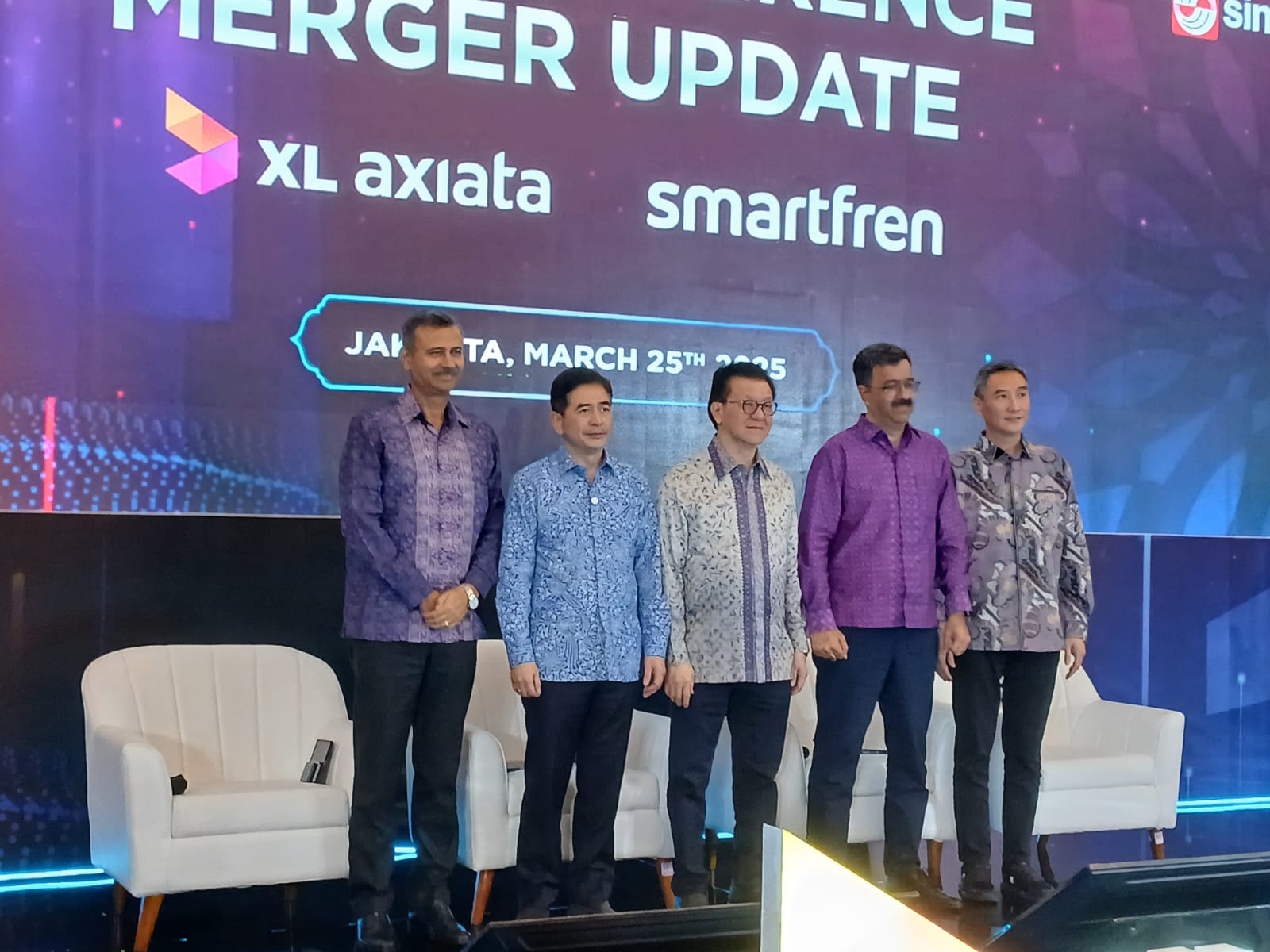 Konferensi pers penggabungan atau merger PT XL Axiata Tbk dan PT Smartfren Telecom Tbk menjadi PT XLSmart Telecom Sejahtera Tbk (EXCL) di Jakarta. (Foto: Kabarbursa/Hutama Prayoga)