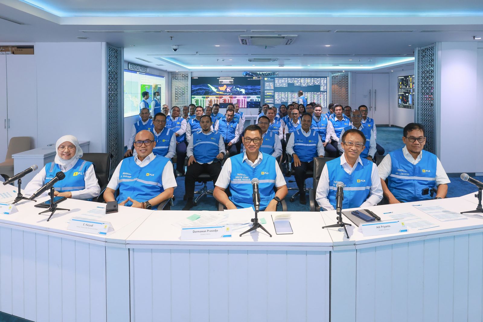 Direktur Utama PLN, Darmawan Prasodjo (tengah) didampingi Direktur Transmisi dan Perencanaan Sistem PLN, Evy Haryadi (kedua dari kiri), Direktur Distribusi PLN, Adi Priyanto (kedua dari kanan), Direktur Retail dan Niaga PLN, Edi Srimulyanti (kiri), Direktur Manajemen Pembangkitan PLN, Adi Lumakso (kanan), dan Direktur Utama Subholding melakukan peninjauan kondisi kelistrikan secara digital dalam rangka siaga Idulfitri 1446 H 