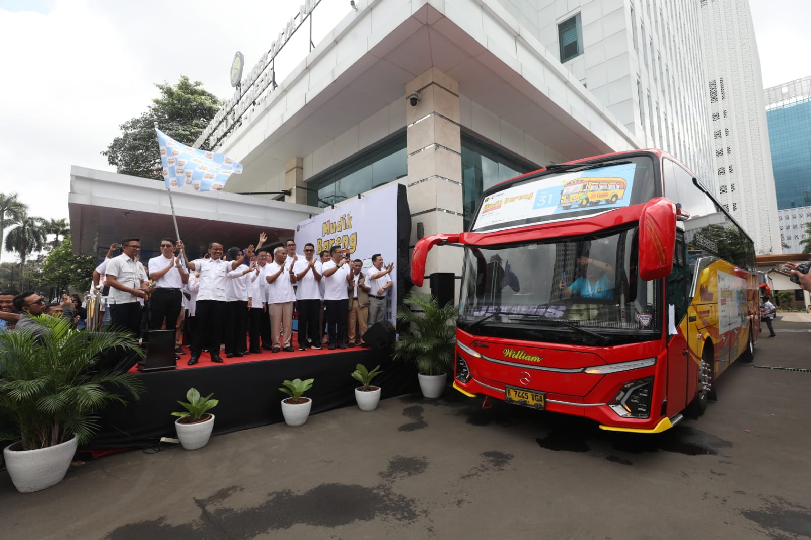 MIND ID tidak hanya berperan sebagai penggerak roda perekonomian nasional, tetapi juga proaktif dalam berbagai program sosial.