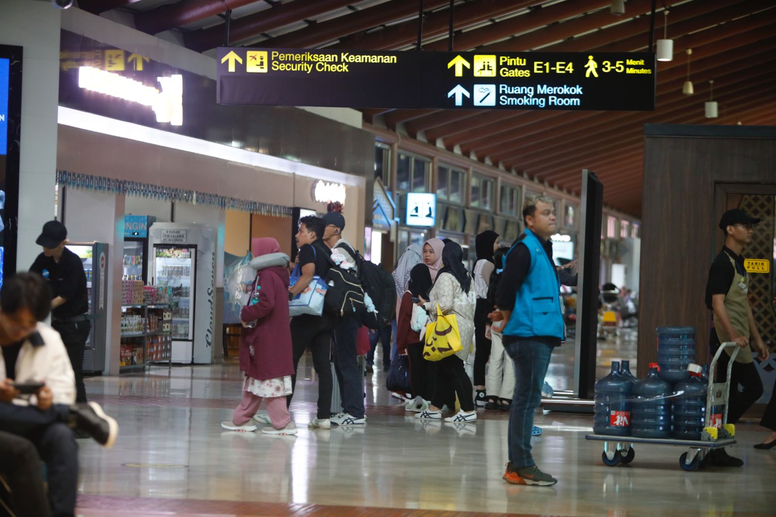 Suasana Terminal 2E Bandara Internasional Soekarno-Hatta, Tangerang, Banten yang tampak sepi dari calon penumpang, Rabu, 26 Maret 2025. (Foto: Kabarbursa/Abbas Sandji)