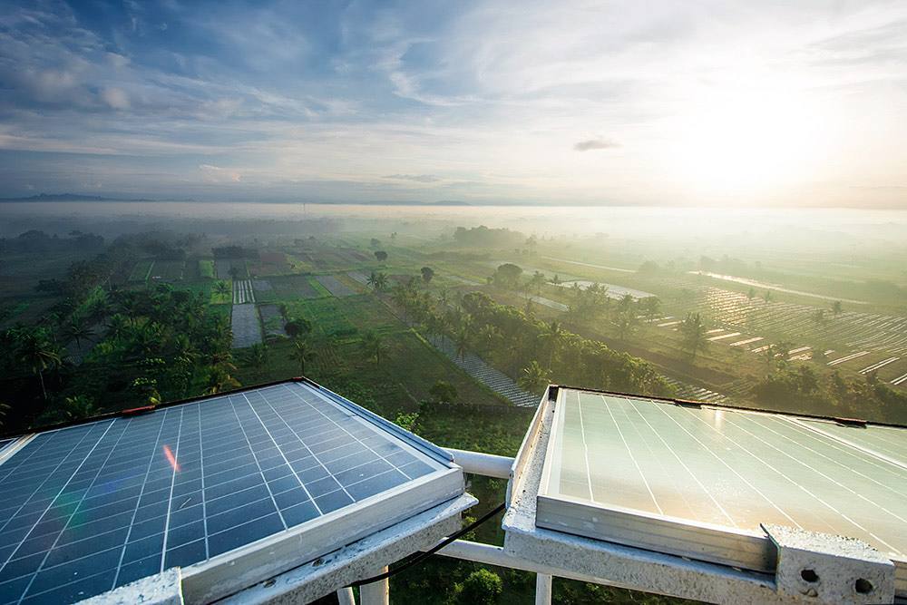 Pembangkit listrik tenaga surya (PLTS) terpasang di tengah lanskap pertanian Indonesia. Foto: Kementerian ESDM.