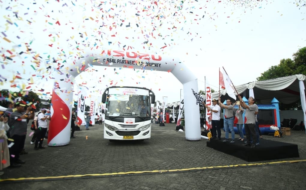 PT Isuzu Astra Motor Indonesia gelar program Isuzu Mudik Gratis 2025 untuk berangkatkan para sopir dan mekanik kendaraaan niaga. (Foto: Dok. IAMI)