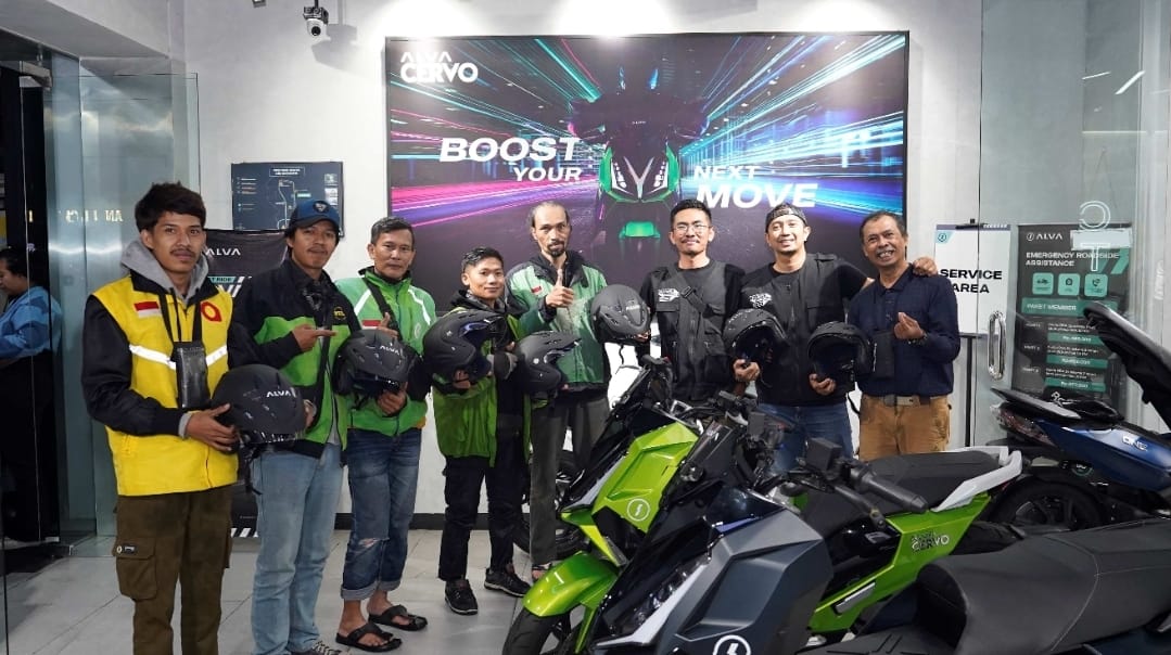 Alva bersama komunitas motor listrik Alva Owners Club (AOC) bagikan ratusan helm untuk dukung keselamatan berkendara ojek online. (Foto: dok. Alva)