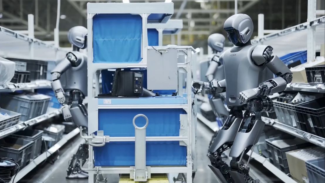 Robot humanoid buatan UBTech tengah menjalankan tugas logistik di salah satu pabrik otomotif milik Geely di China. Robot-robot ini dilatih langsung di lapangan untuk mempercepat proses belajar dan adaptasi terhadap pekerjaan industri. Foto: Dok. Zeekr