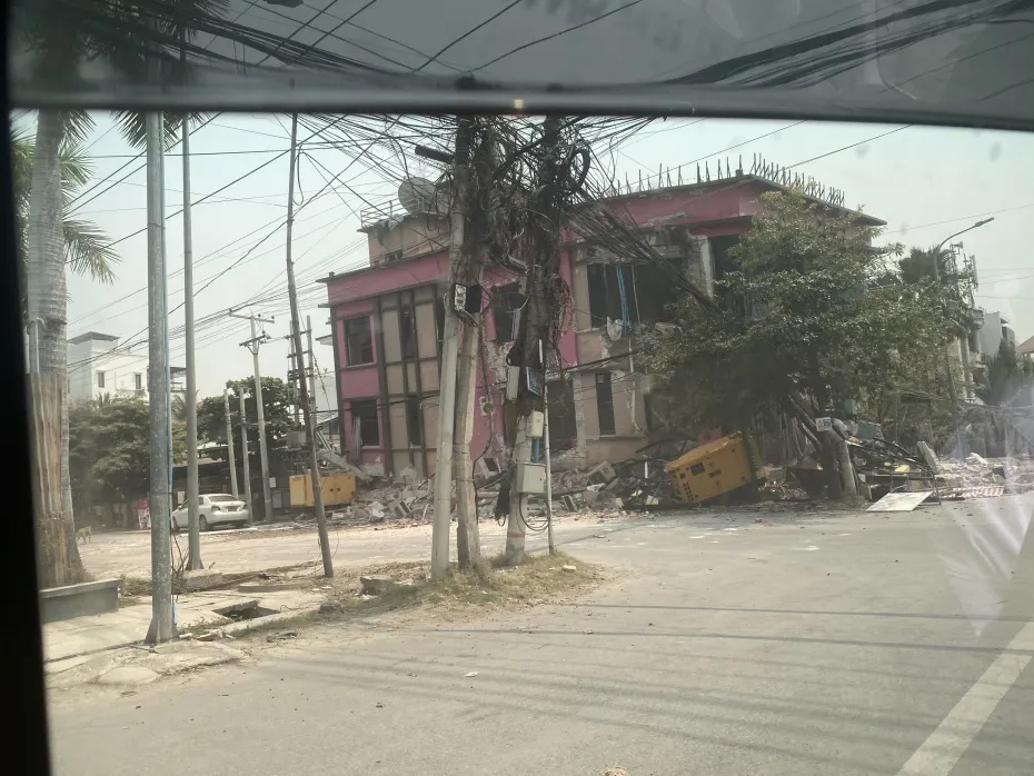 Bangunan-bangunan yang rusak akibat guncangan gempa dahsyat di Mandalay, Myanmar, Sabtu, 29 Maret 2025. (Foto: Wikimedia Commons/Feiza)