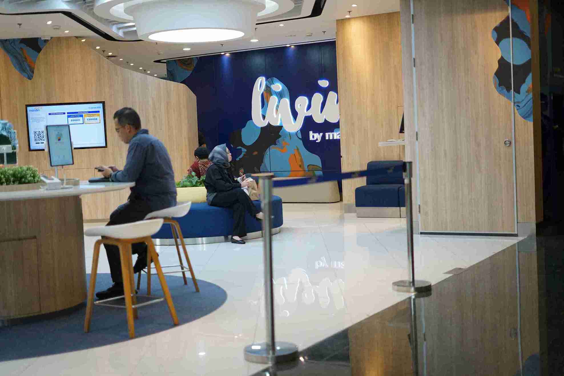 Nasabah di Gerai Bank Mandiri di Bursa Efek Indonesia (BEI), Senin (13/1/2025). foto: Kabar Bursa/Abbas Sandji