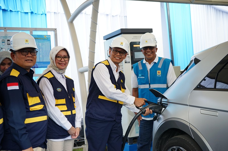 Wakil Menteri ESDM, Yuliot Tanjung saat melakukan peninjauan ke Stasiun Pengisian Kendaraan Listrik Umum
