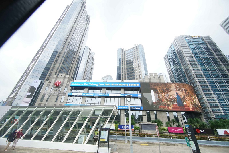 Warga melintas depan Bursa Efek Indonesia (BEI) Jln Sudirman. Foto: Kabar Bursa/Abbas Sandji