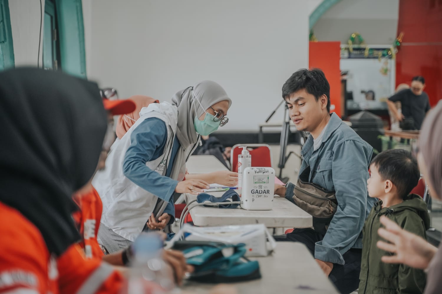 Petugas medis yang berjaga segera menasihatinya untuk beristirahat lebih lama sebelum melanjutkan perjalanan agar konsentrasinya tetap terjaga.