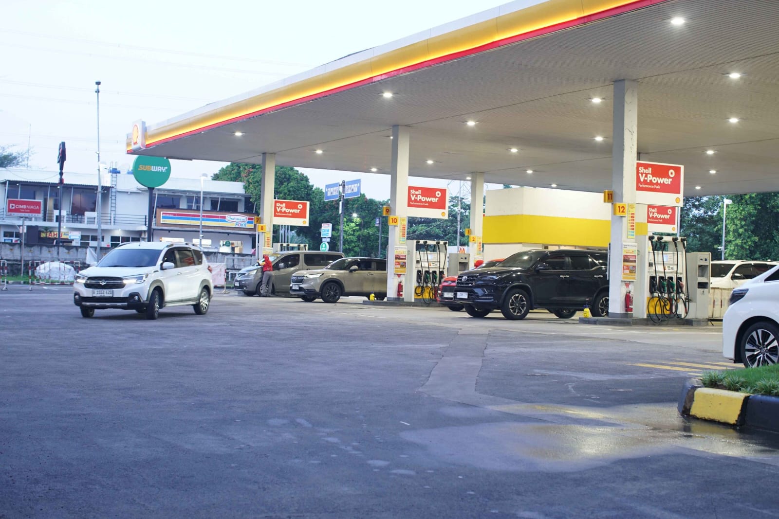 Setelah harga BBM nonsubsidi Pertamina turun pada 29 Maret lalu, penyedia BBM swasta seperti Shell, BP dan Vivo kompak turunkan harga produk bahan bakarnya. (Foto: Kabarbursa/Abbas Sandji)