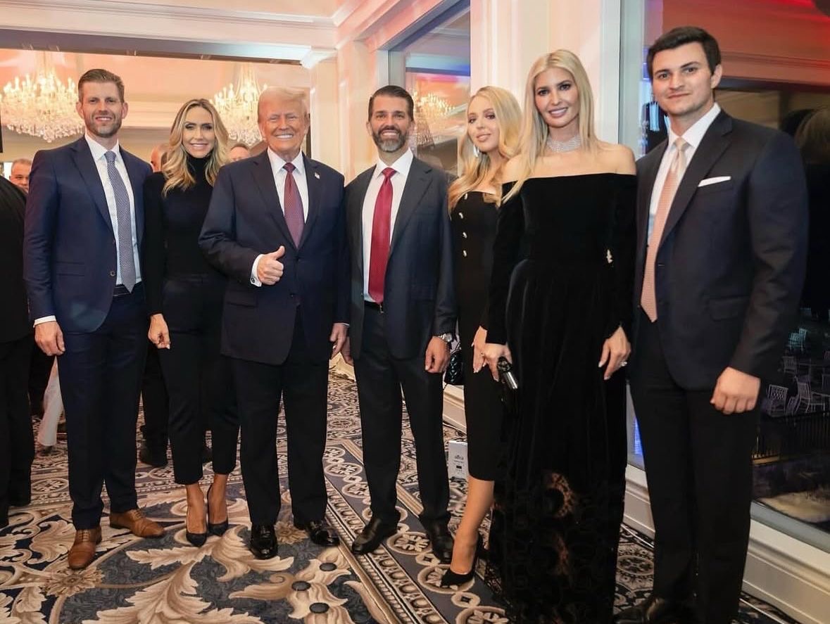 Donald Trump bersama anggota keluarganya dalam sebuah acara resmi. Keluarga Trump kini terlibat aktif dalam proyek kripto World Liberty Financial. Foto: Instagram @realmichaelsolakiewicz.