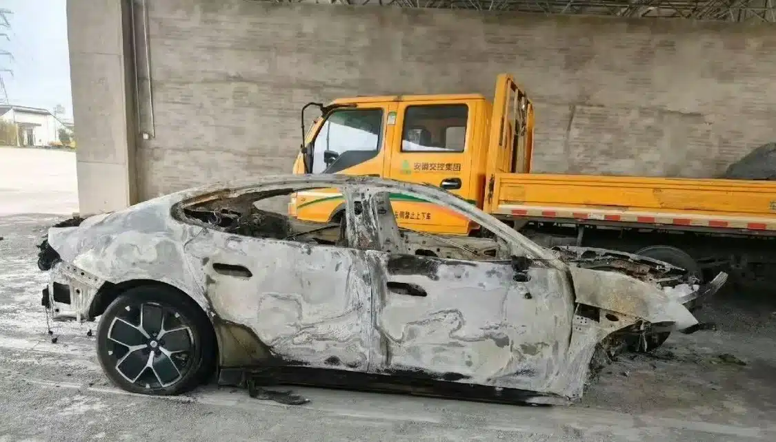  Xiaomi SU7 mengalami kecelakaan fatal di China, sebabkan tiga orang meninggal dunia hingga anjloknya saham. Foto: Carnewschina.