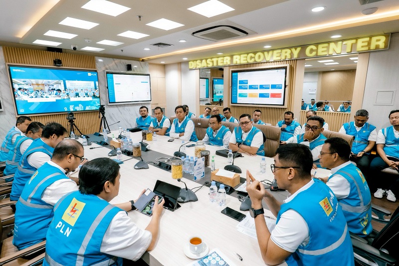 Suasana teleconference bersama unit-unit PLN se-Indonesia, subholding, dan anak perusahaan. 