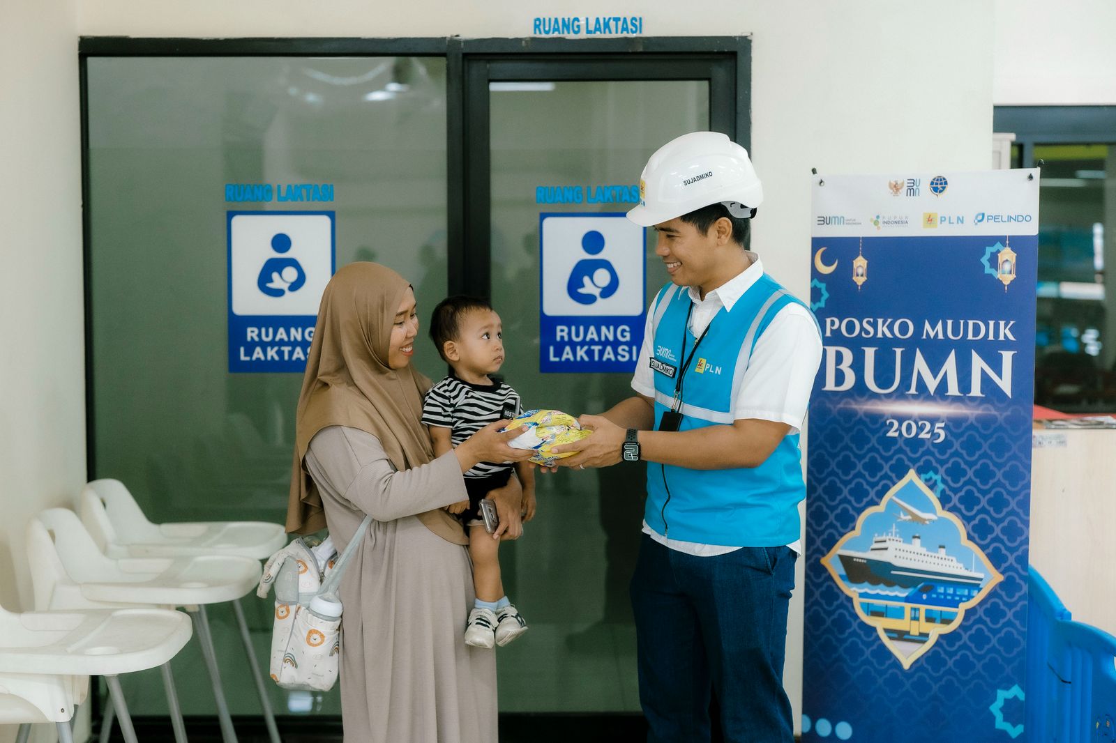  Siti (37), seorang ibu yang hendak mudik dengan tujuan ke Kalimantan. Membawa anak dalam perjalanan mudik menggunakan kapal penyeberangan.