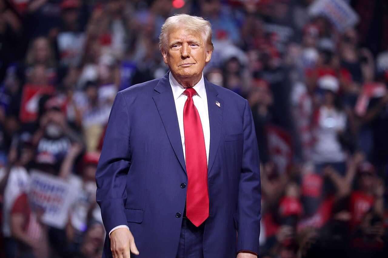 Presiden Amerika Serikat, Donald Trump, berbicara dengan para peserta dalam kampanye "Arizona for Trump" di Desert Diamond Arena, Glendale, Arizona. (Foto: Wikimedia Commons/Gage Skidmore)
