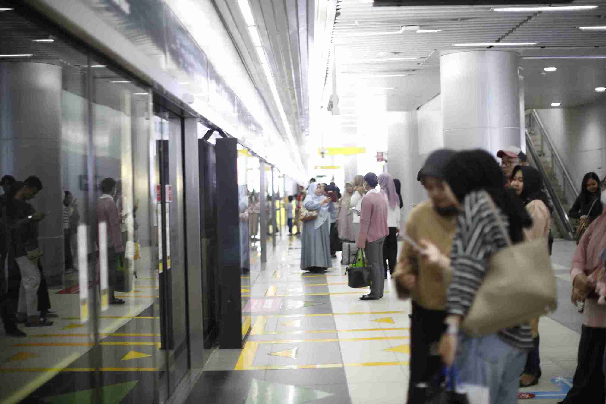 Penumpang menunggu Kereta MRT di Stasiun Bundaran HI. MRT padat pengunjung di hari libur. Foto: Kabar Bursa/Abbas Sandji