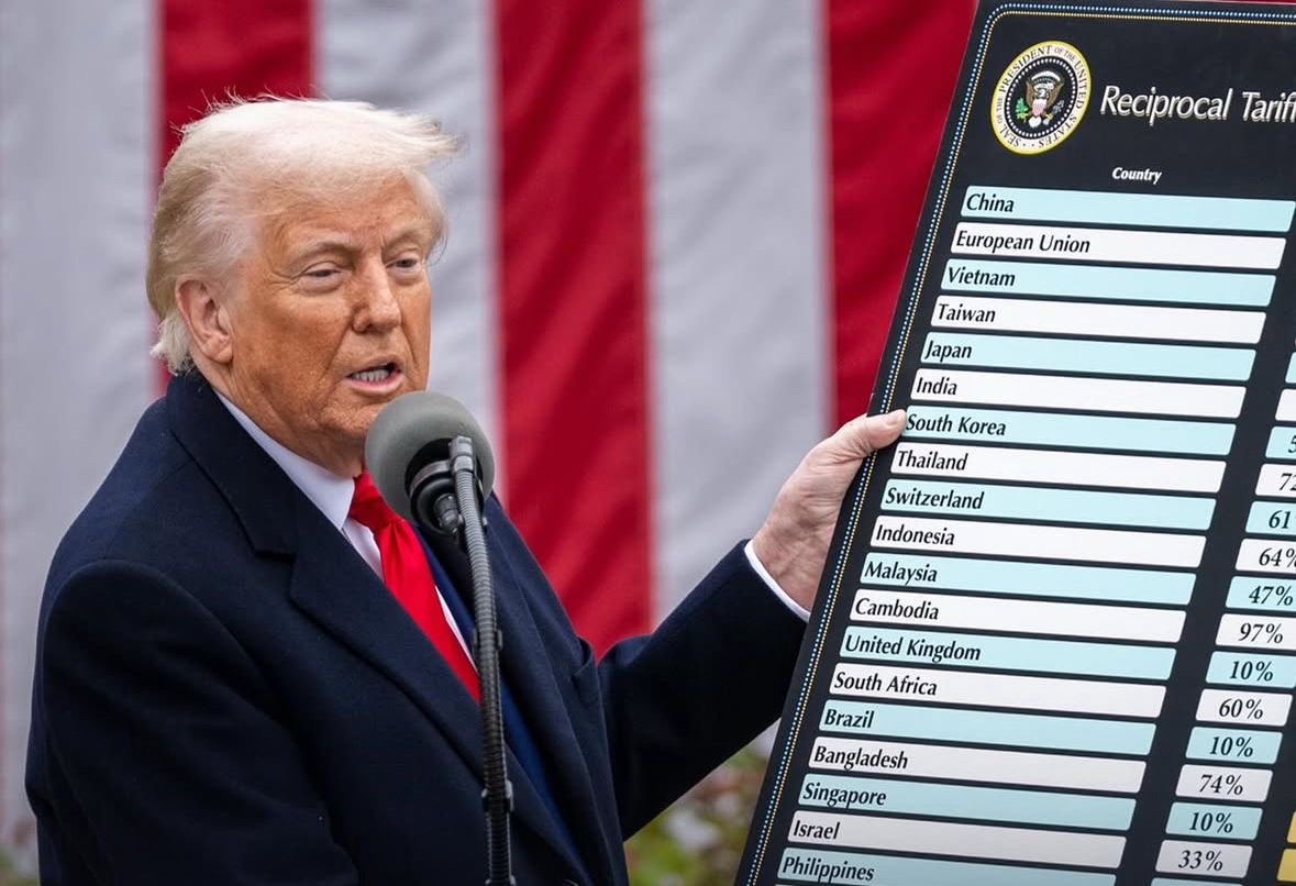 Presiden Amerika Serikat Donald Trump memperlihatkan daftar tarif resiprokal untuk negara-negara mitra dagang utama dalam konferensi pers di Gedung Putih. Foto diunggah melalui akun resmi @POTUS di Instagram.