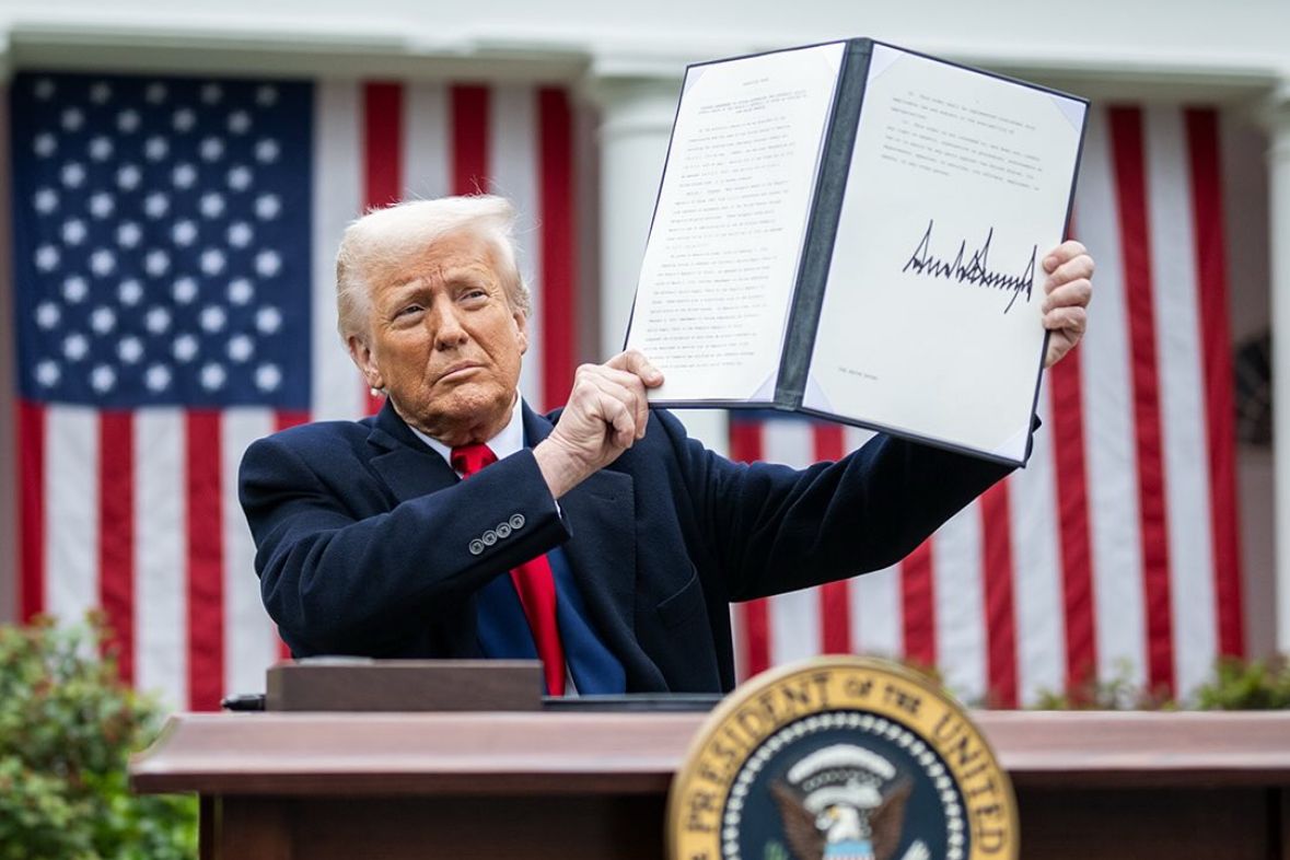 Presiden Amerika Serikat Donald Trump menunjukkan dokumen berisi perintah eksekutif penetapan tarif resiprokal terhadap puluhan negara mitra dagang AS. Penandatanganan dilakukan di Rose Garden, Gedung Putih, Washington, D.C., pada 2 April 2025. Foto: Instagram @potus.