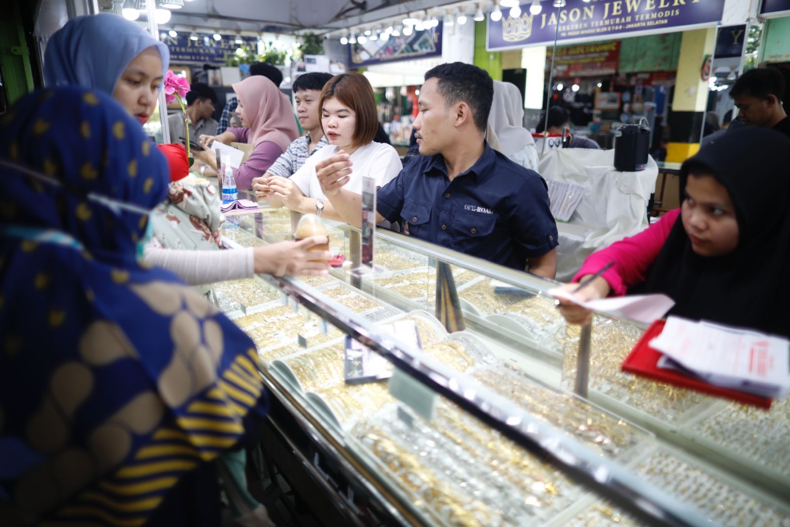 Ilustrasi: Pengunjung membeli Perhiasan Emas di salah satu Tokoh Emas Pasar Minggu, Rabu, 19 Maret 2024. Foto: KabarBursa/Abbas Sandji.