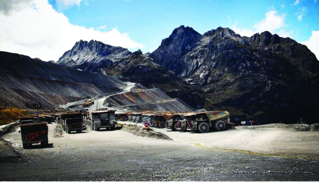 Aktivitas tambang batu bara di kawasan pegunungan. Foto: Dok. ESDM.