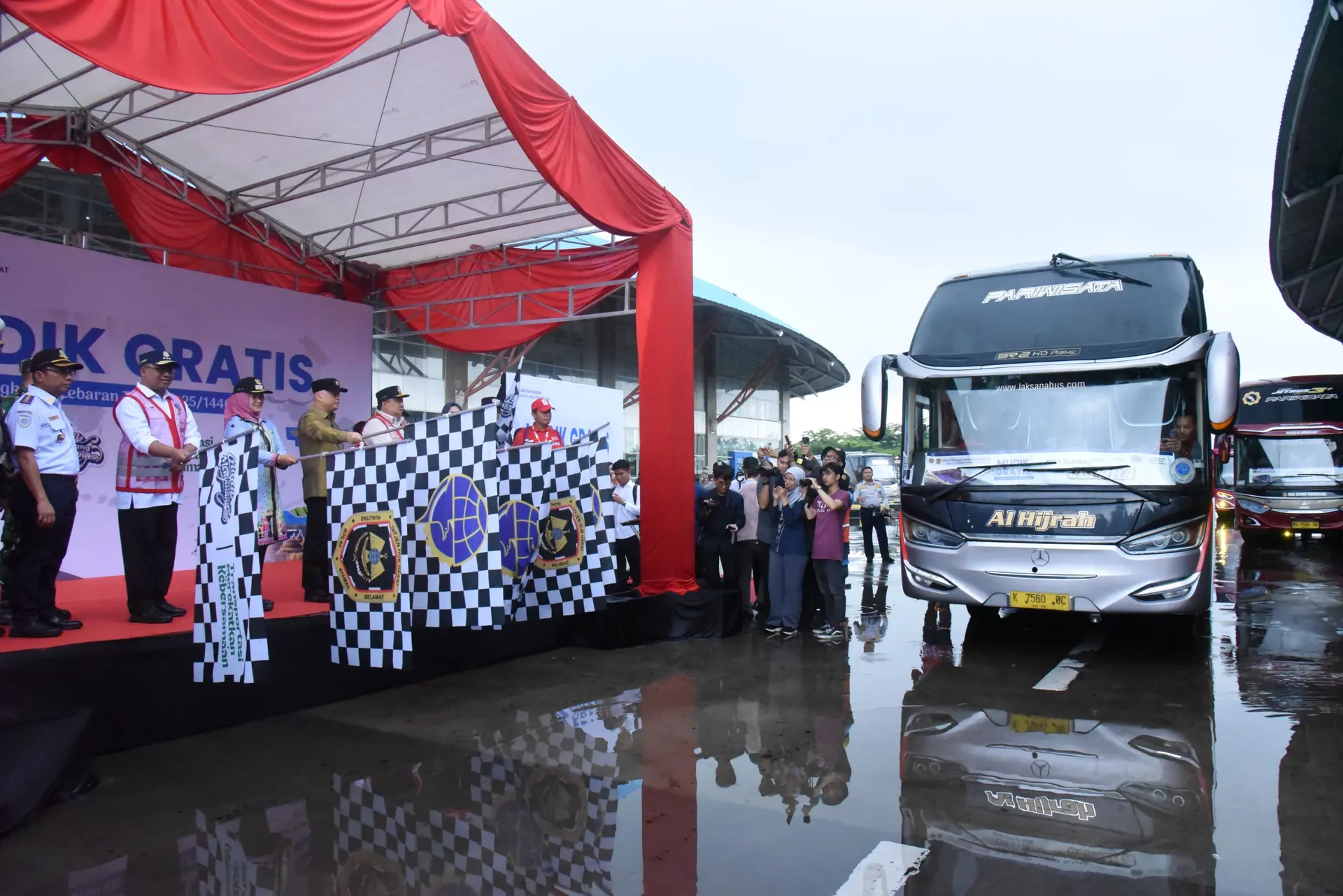 Kemenhub memberangkatkan sebanyak 512 bus mudik gratis dari Terminal Pulogebang Jakarta Timur. Foto: Admnistrasi Jakarta Timur