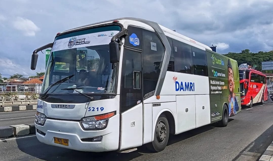 Ilustrasi DAMRI telah menjual hampir 60 ribu tiket bus AKAP di masa puncak arus balik Lebaran 2025. Foto: Instagram/@ftr_2990.