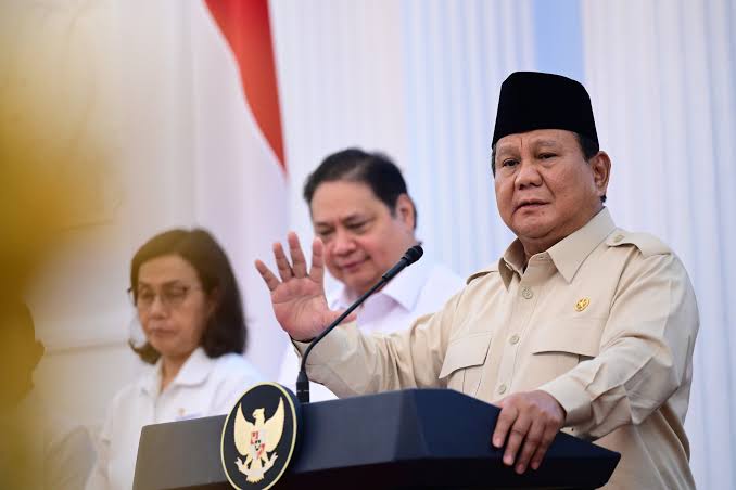 Presiden Prabowo Subianto bersama Menko Perekonomian Airlangga Hartarto dan Menkeu Sri Mulyani. Foto: Dok Kemenko Perekonomian 