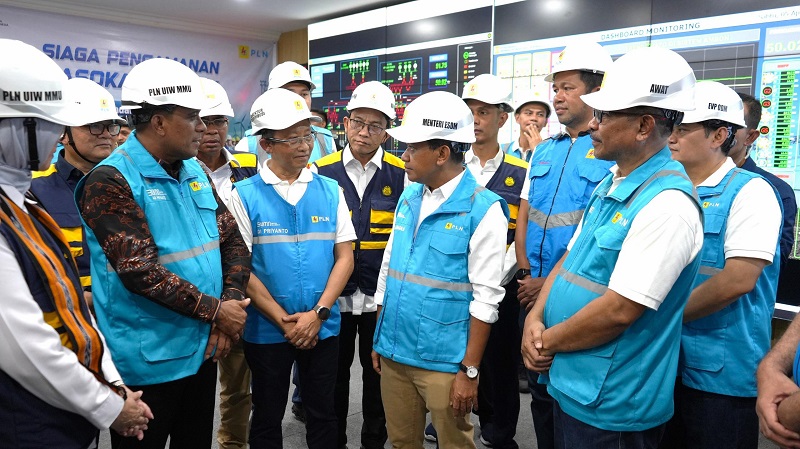 Menteri ESDM, Bahlil Lahadalia  (keempat dari kanan) didampingi Kepala BPH Migas, Erika Retnowati (kiri), Direktur Distribusi PLN, Adi Priyanto (ketiga dari kiri), dan General Manager PLN Unit Induk Wilayah Maluku dan Maluku Utara, Awat Tuhuloula (kedua dari kanan) 