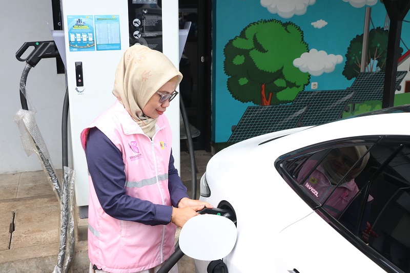 Estuning Rahayu atau Estu justru memilih tetap tinggal di posko tugasnya. Foto:dok PLN