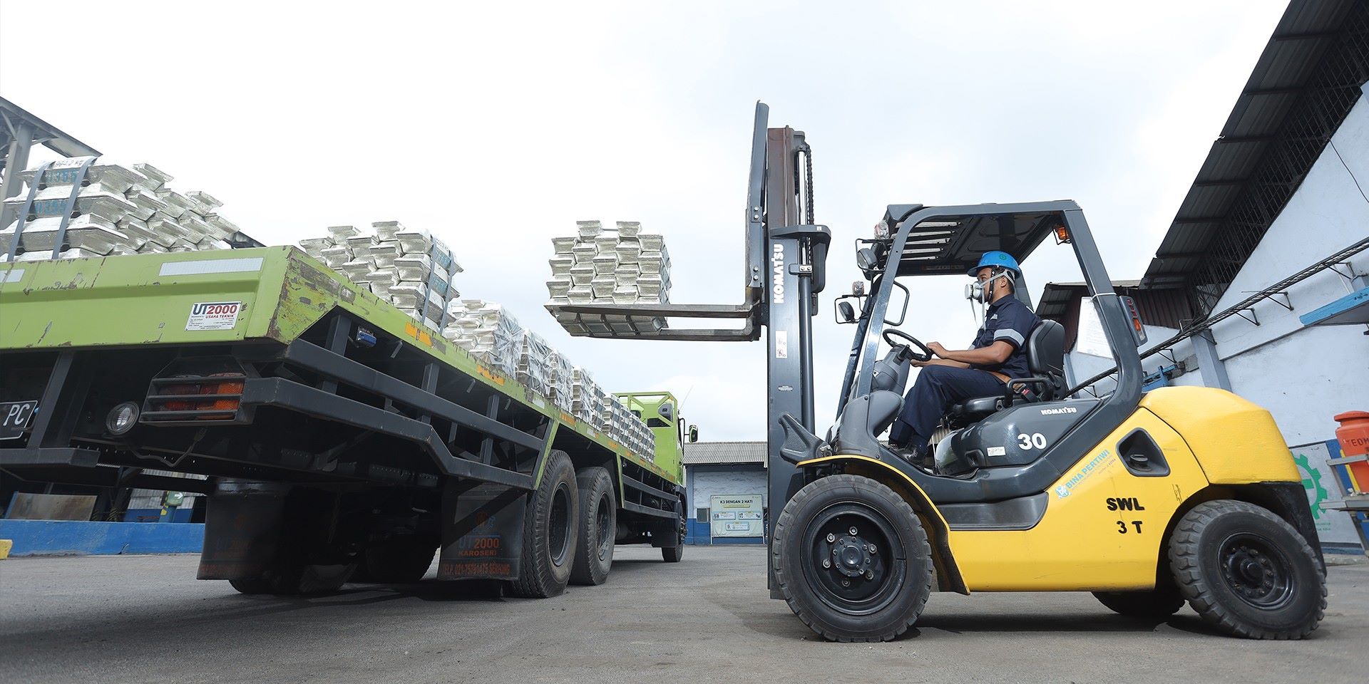 Seorang operator forklift tengah memindahkan batangan timah dari truk pengangkut di area gudang. (Foto: Dok. Timah)