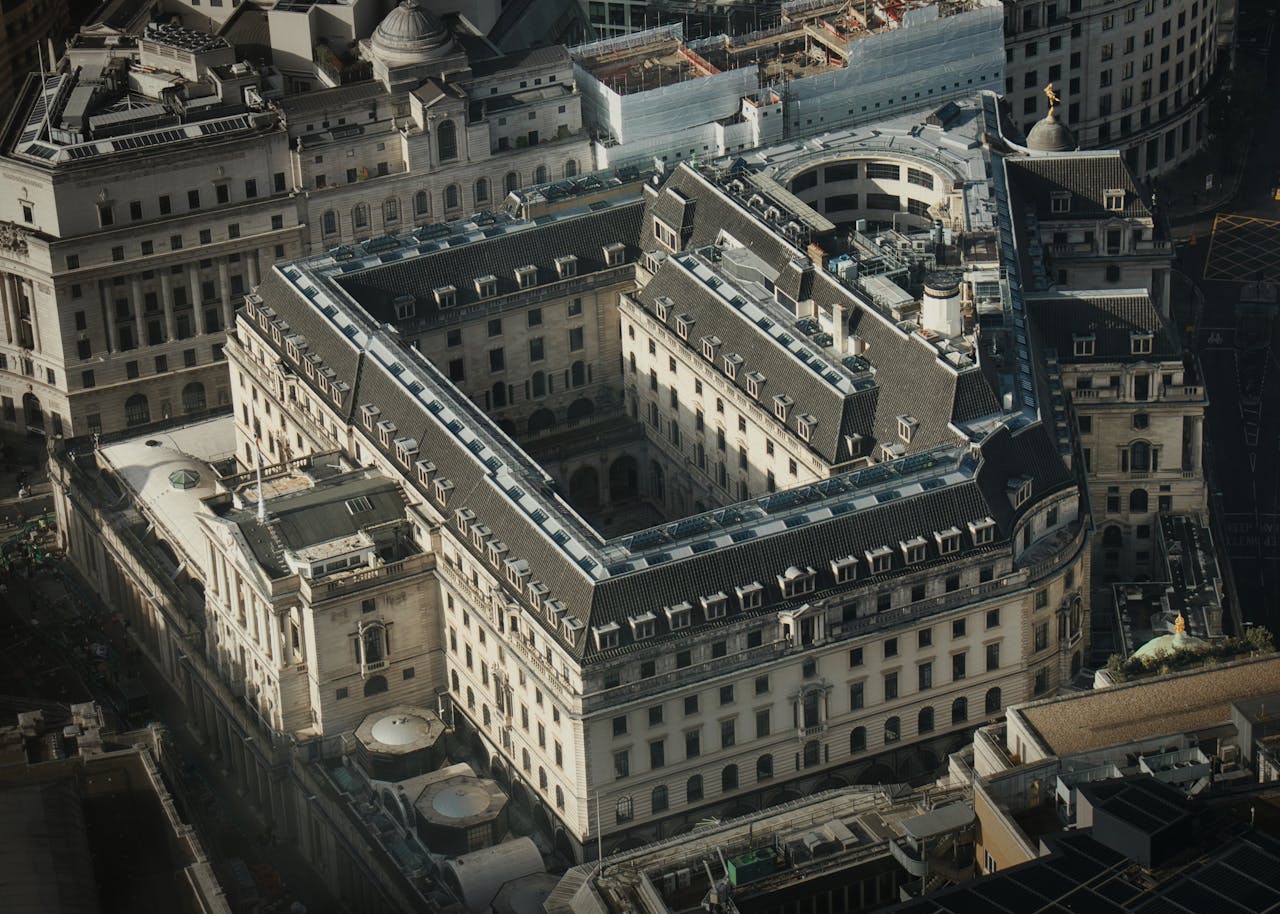 Foto udara dari Bank of England di Jalan Threadneedle, London, Inggris. (Foto: Pexels/James Wong)