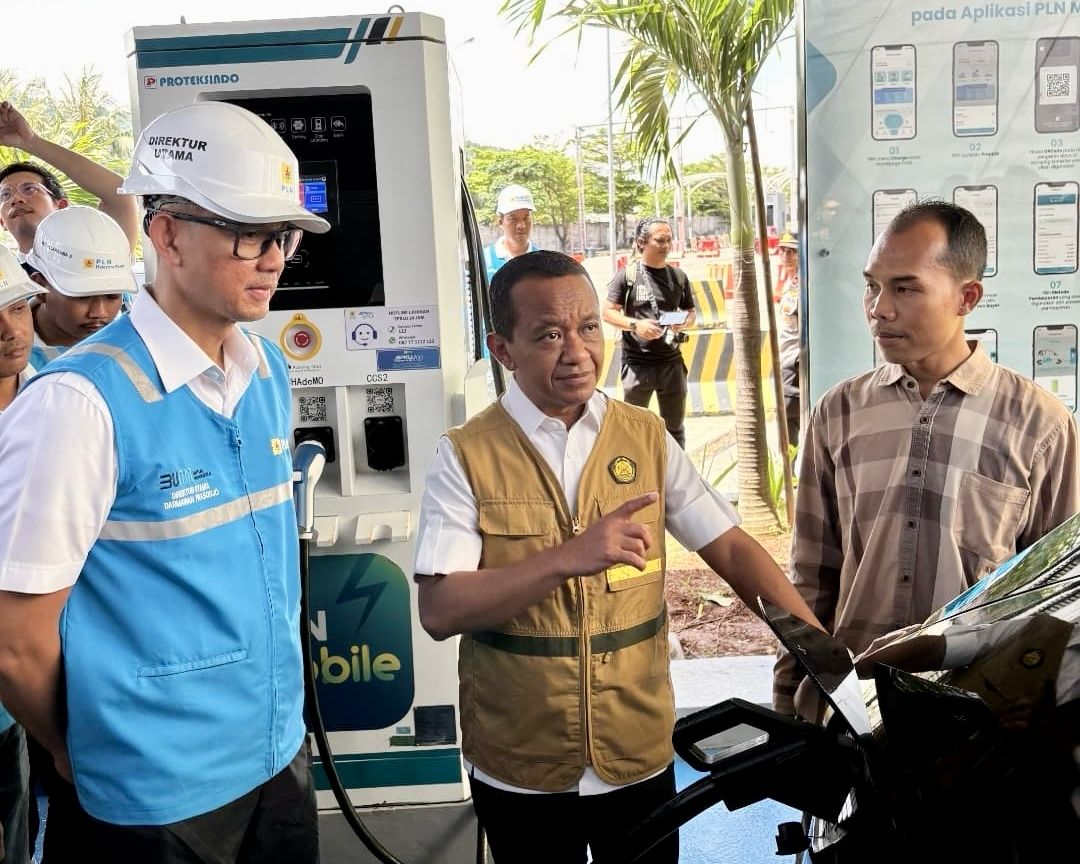 Direktur Utama PLN, Darmawan Prasodjo (kiri) mendampingi Menteri ESDM, Bahlil Lahadalia (tengah) saat melakukan peninjauan SPKLU Pelabuhan Merak, Banten.