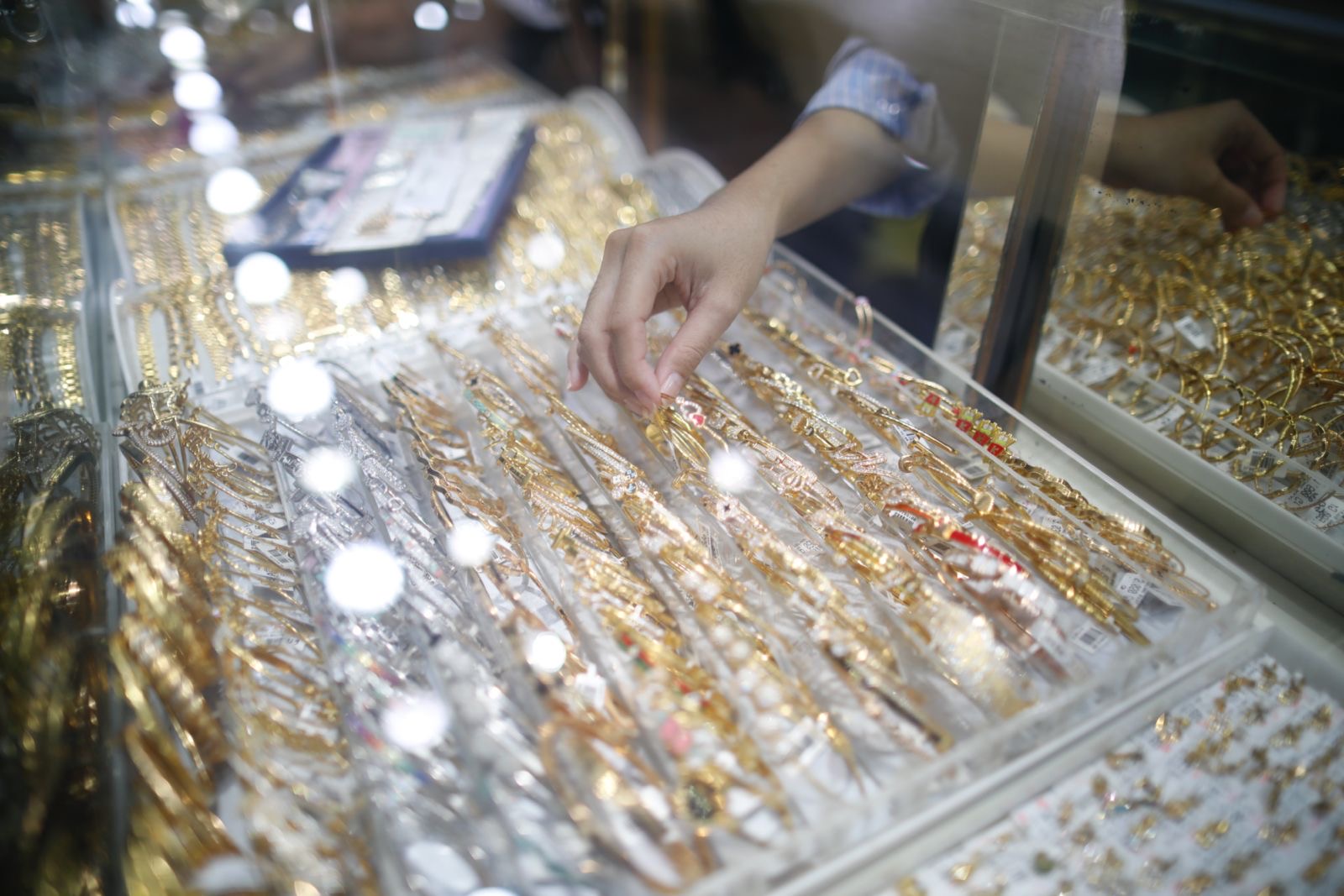 Emas terus melonjak tinggi di tengah keresahan pasar global. Foto: Kabar Bursa/Abbas Sandji 