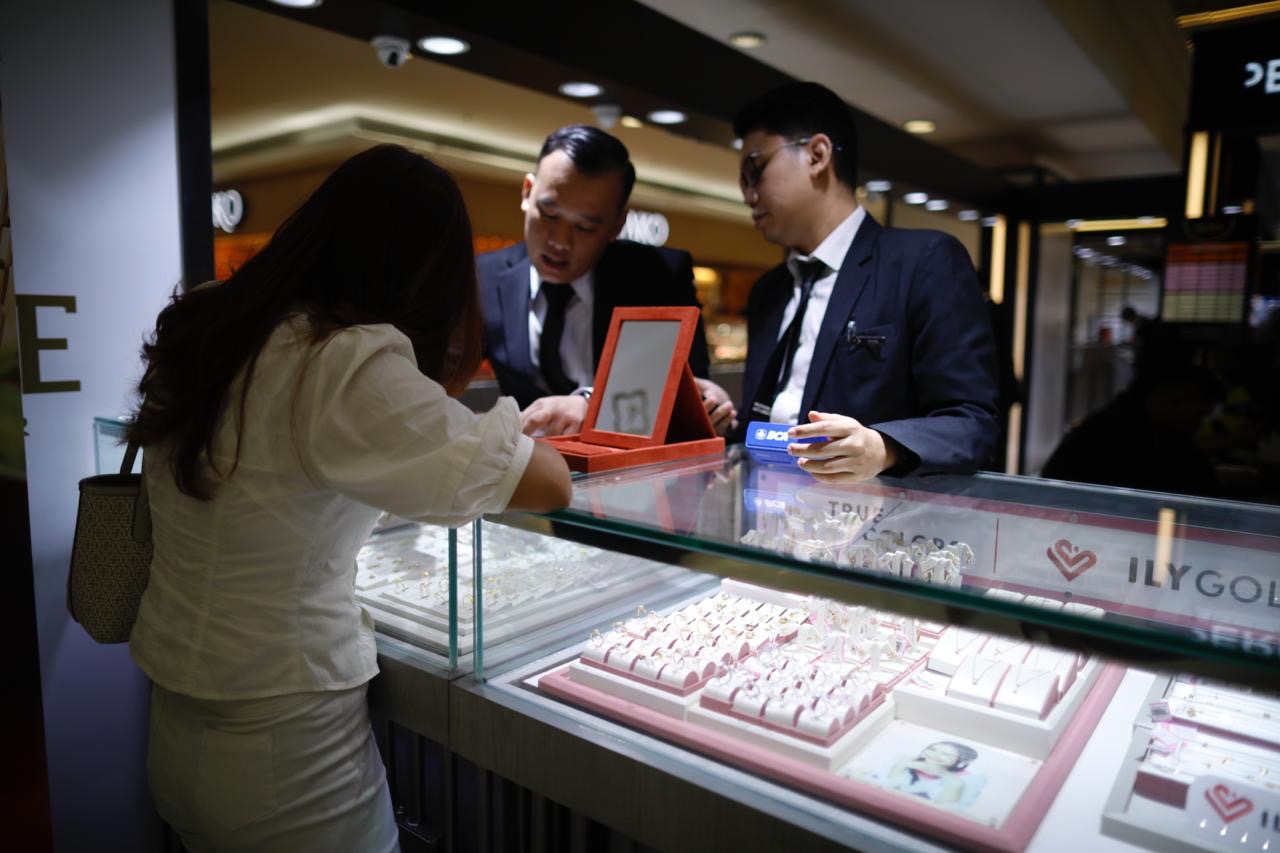 Pengunjung bertransaksi saat berbelanja emas di Pameran Emas The Palace National Jeweler di Mal Kota Kasablanka (Kokas), Kamis, 10 April 2025. Foto: KabarBursa/Abbas Sandji.