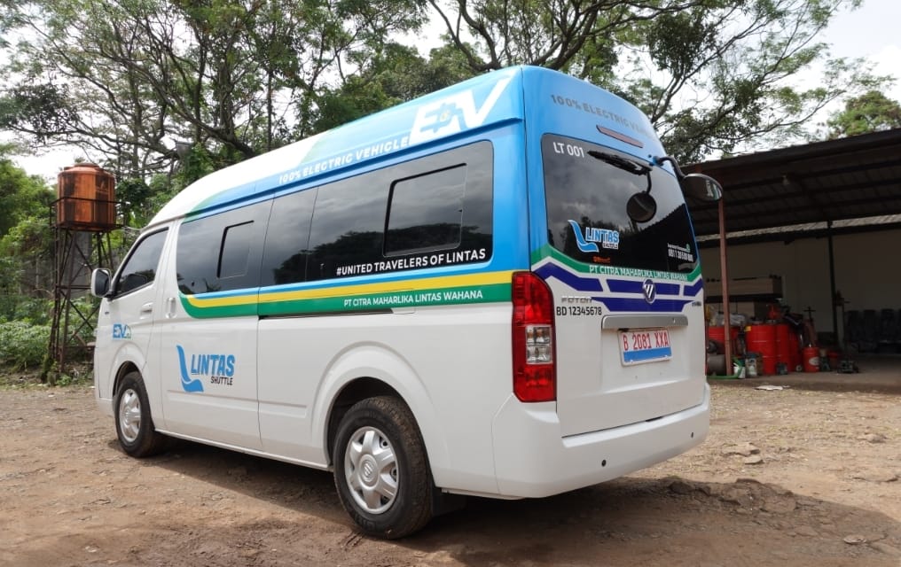  Mobil listrik Foton eView dari Indomobil resmi jadi armada transportasi Lintas Shuttle. Foto: dok. Indomobil
