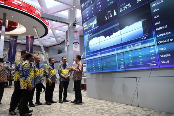 Jajaran direksi PT Brigit Biofarmaka Teknologi Tbk usai melantai di BEI, 13 Januari 2025. Foto: Dok OBAT
