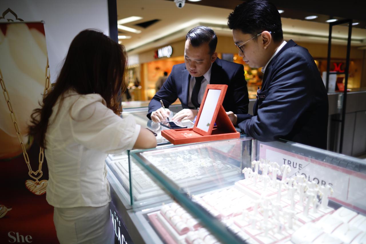 Illustration: A visitor makes a transaction while shopping for gold jewelry at The Palace National Jeweler Gold Exhibition at Kota Kasablanka Mall (Kokas), Thursday (April 10, 2025). Photo: KabarBursa/Abbas Sandji.