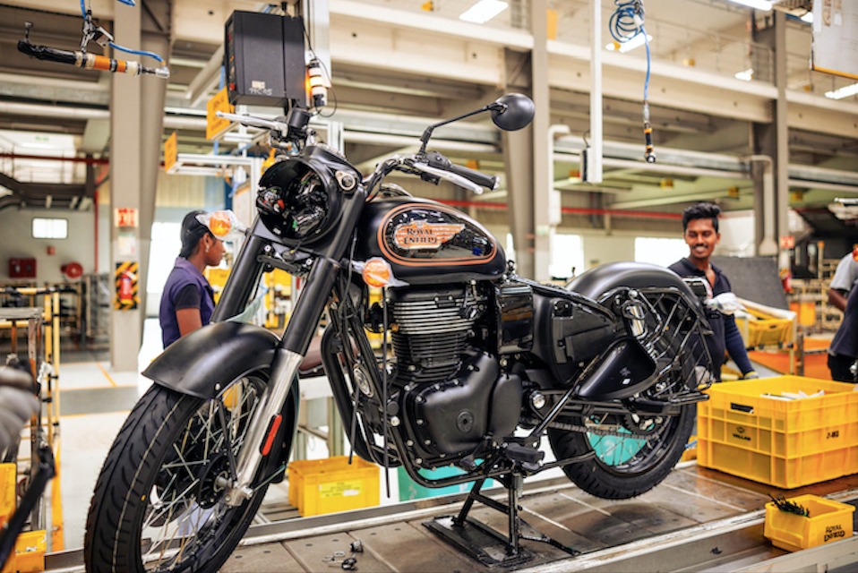 Motor bergaya klasik sedang diproduksi di pabrik Royal Enfield. (Foto: doc Royal Enfield)