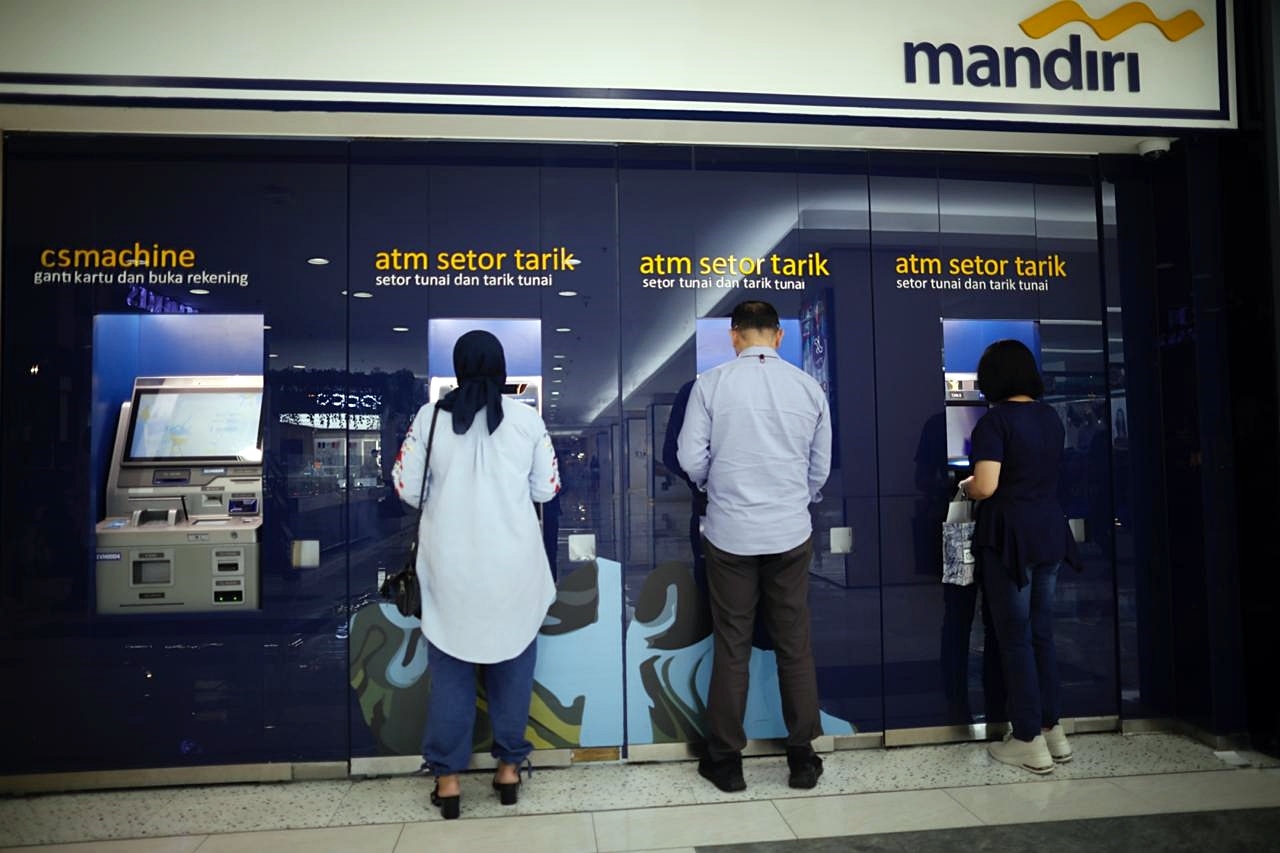 Sejumlah nasabah bertransaksi di ATM Mandiri Mal Kota Kasablanka (Kokas), Kamis, 10 April 2025. (Foto: KabarBursa/Abbas Sandji)