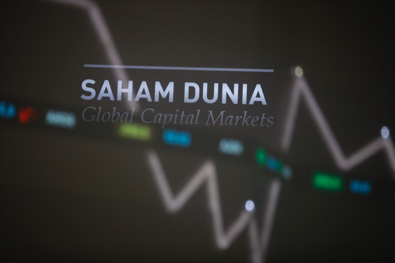 Papan pantau saham di Bursa Efek Indonesia (BEI) yang menampilkan indeks saham dunia. (Foto: Kabarbursa/Abbas Sandji)