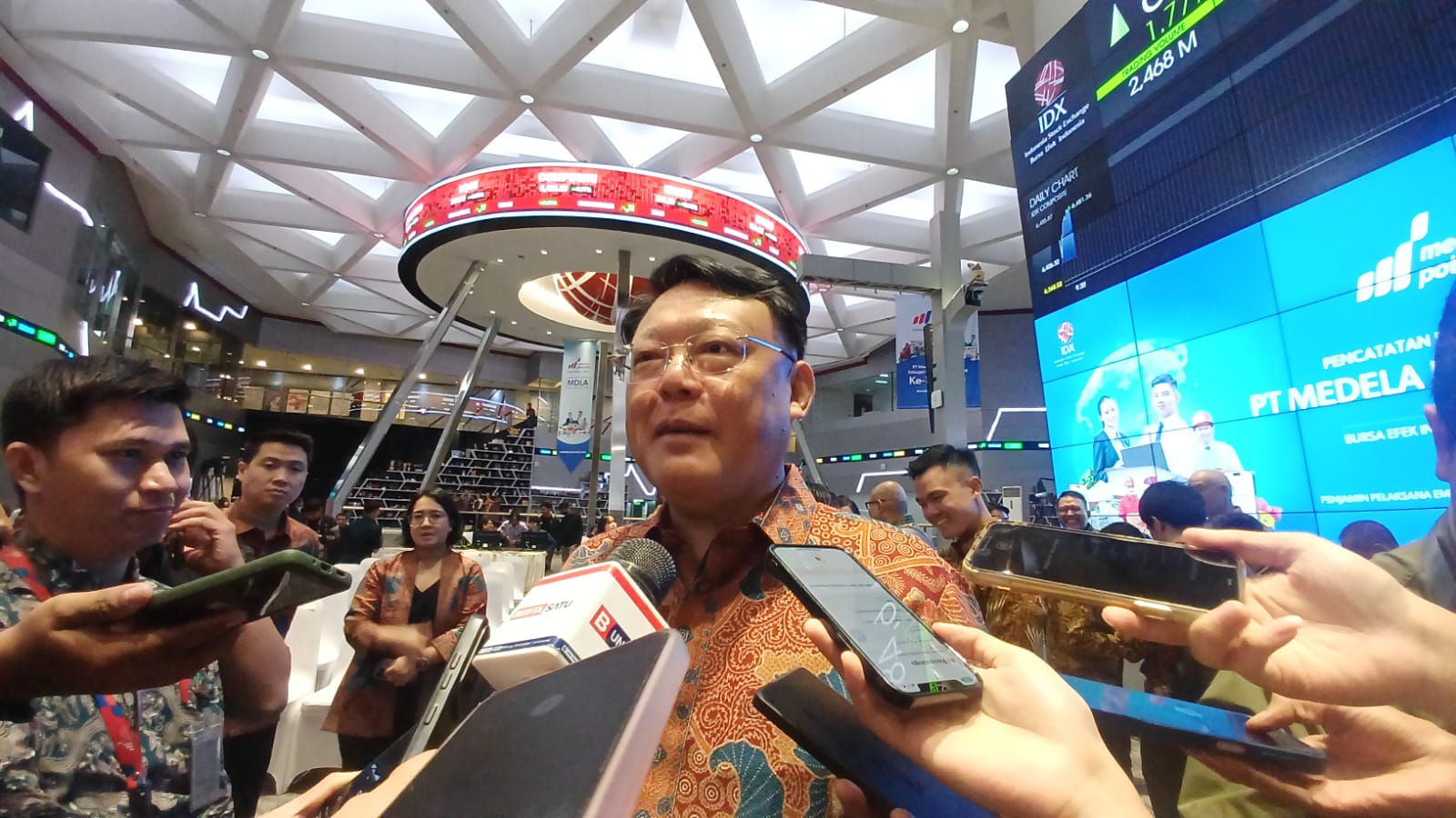 Direktur Utama PT Madela Potentia Tbk atau dalam kode saham MDLA usai melantai ke pasar modal di Main Hall BEI, Jakarta pada Selasa, 15 April 2025. Desty Luthfiani/KabarBursa.com.