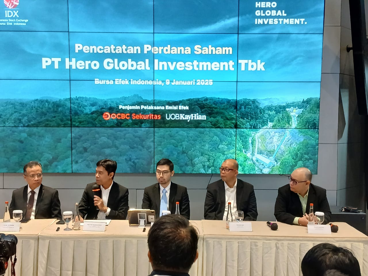 Jajaran direksi PT Hero Global Investment Tbk saat melakukan penawaran saham perdana di BEI Jakarta. Foto: Dok HGII