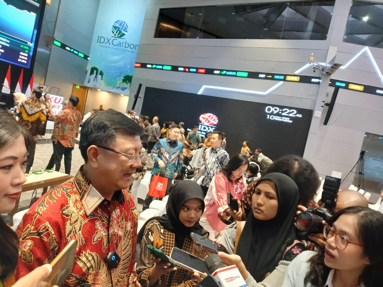 Direktur Utama PT Sinar Terang Mandiri Tbk (MINE) Ivo Wangarry, saat sesi tanya jawab dengan media. Foto: Kabar Bursa/Hutama Prayoga