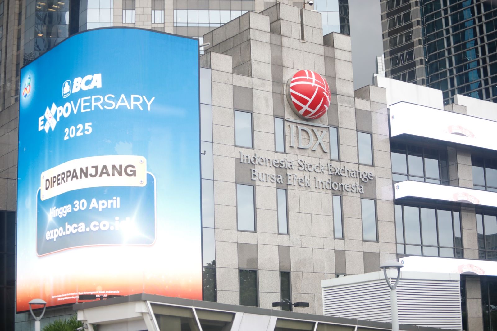 Gedung Bursa Efek Indonesia (BEI) Jalan Sudirman, Rabu (16/4/2025). Foto: kabar Bursa/Abbas Sandji