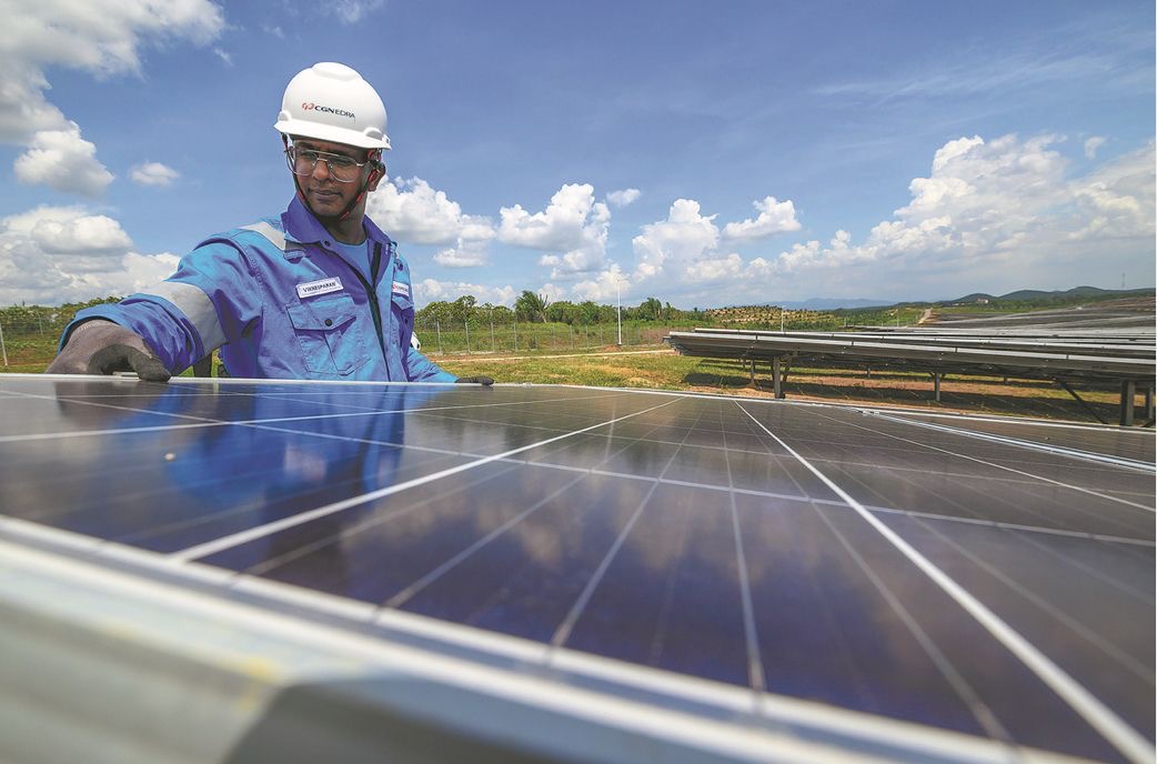 Seorang pekerja melakukan pemeriksaan rutin pada panel surya di pembangkit listrik tenaga fotovoltaik yang berlokasi di Kedah, Malaysia, pada 6 Juni 2024. Pembangkit ini dioperasikan oleh CGN Energy International Holdings Co., mencakup area seluas 105,2 hektare dan mulai beroperasi sejak 2019. Foto: Xinhua.