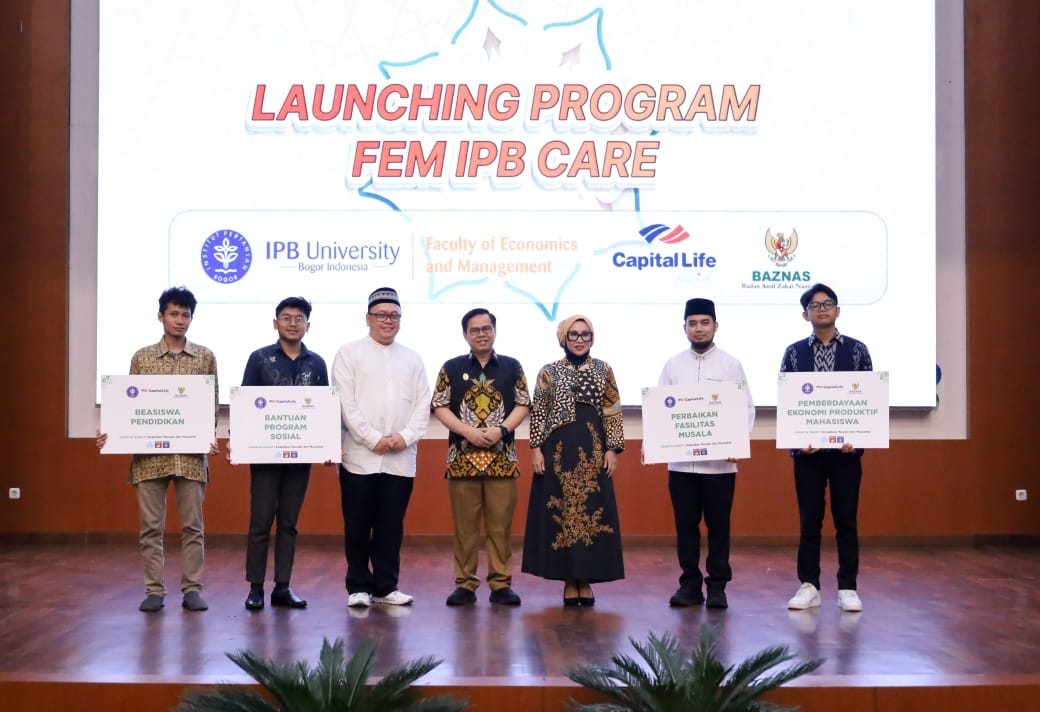 Baznas bersama PT Capital Life Syariah memberikan bantuan kepada mahasiswa mustahik Fakultas Ekonomi dan Manajemen Institut Pertanian Bogor (FEM IPB).